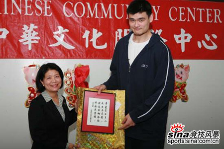 Yao Ming pays a New Year call for Chinese community