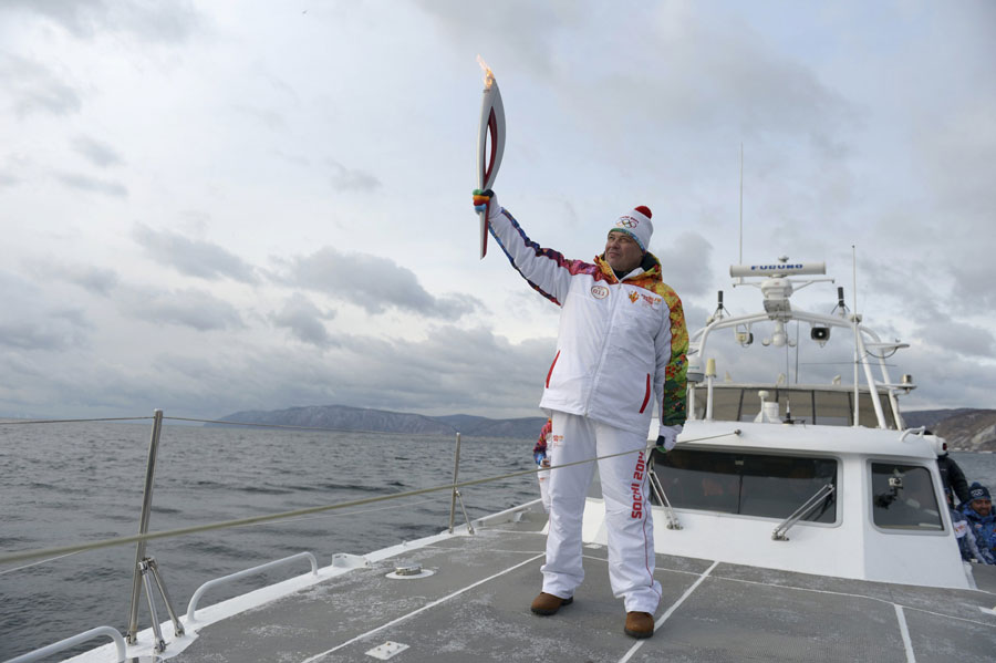 Sochi Olympic flame plunges into largest freshwater lake