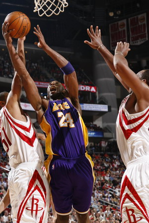 Bryant scores 41 in Lakers' overtime thriller over Rockets