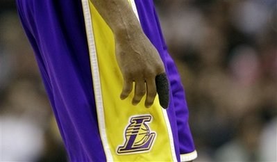 Kobe injured as Spurs drop Lakers