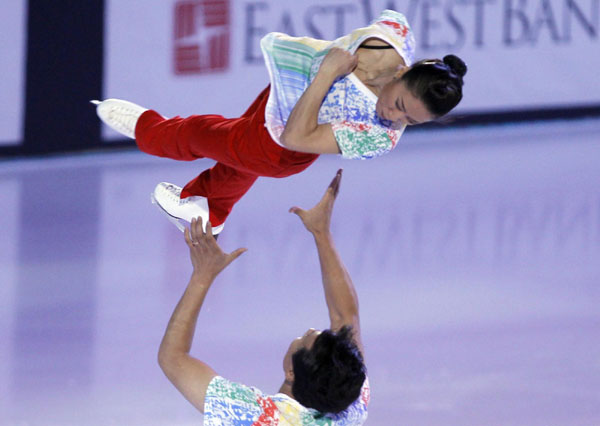 Chinese skating pair perform in US