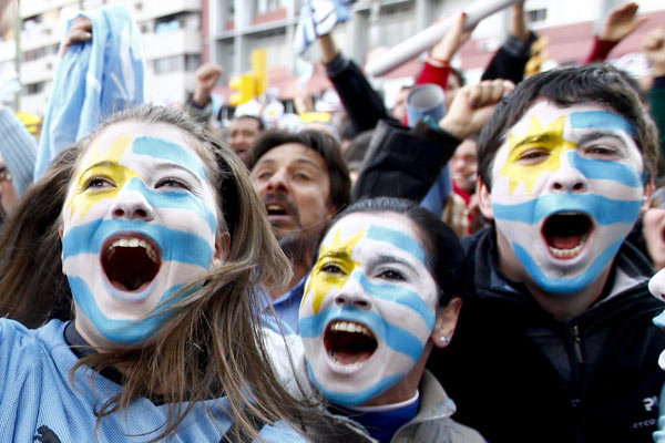 Forlan scores two as Uruguay win Copa America