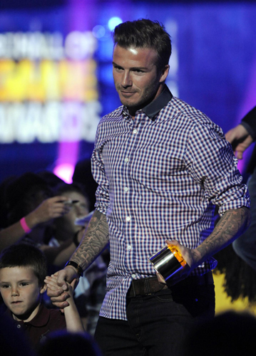 Beckham takes How I Roll award with son