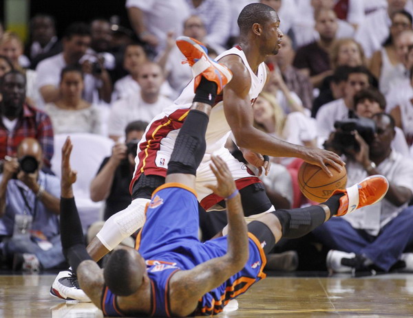 James scores 29, Heat oust Knicks 106-94