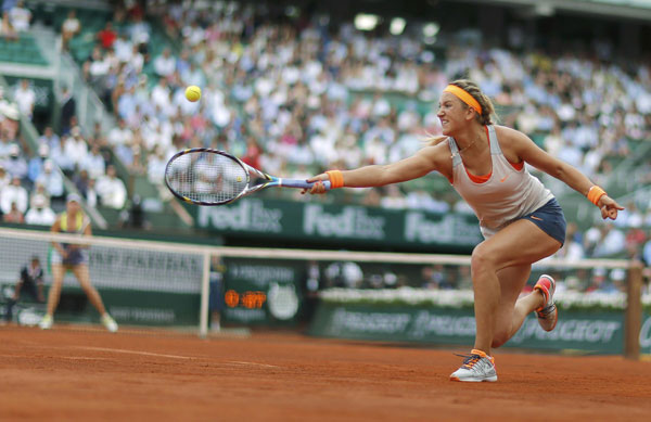 Serena mauls Errani, Sharapova awaits in final