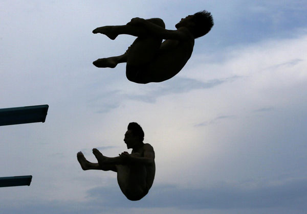 Chinese pair wins gold in men's 3m synchro springboard