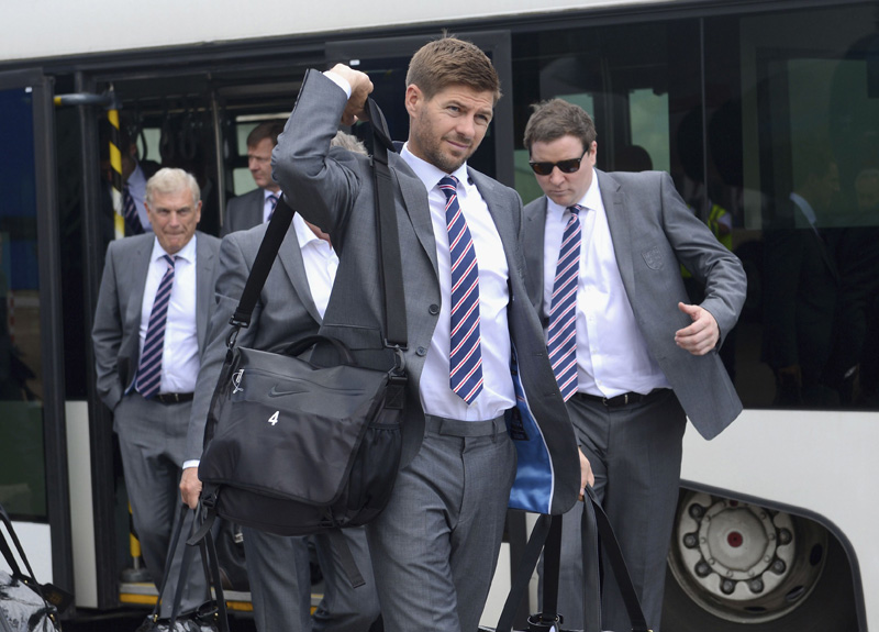 Suits suit more than shirts: soccer stars arrive in Brazil