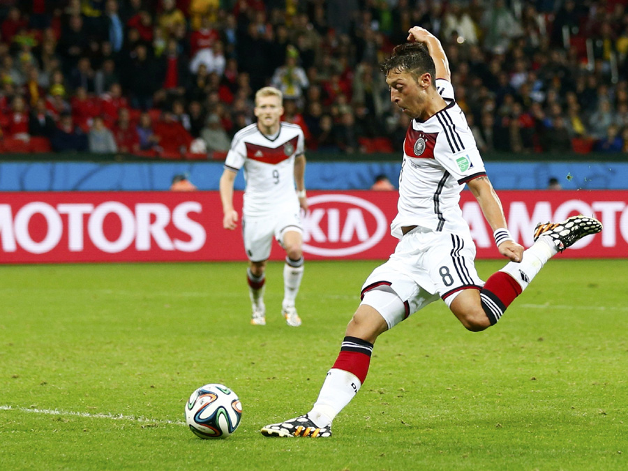 Germany survives Algeria 2-1 in extra time