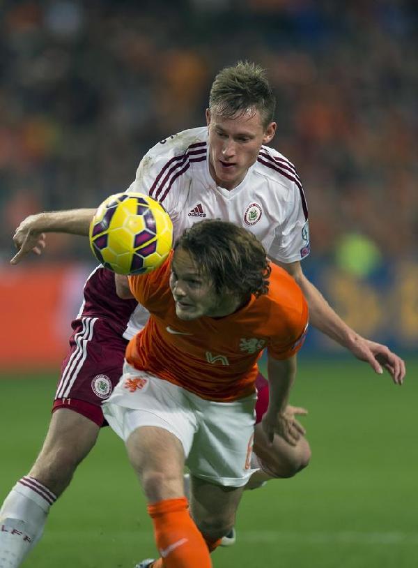 Dutch cruise to Latvia win and ease pressure on Hiddink