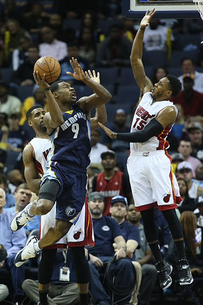 Leuer's double-double leads Grizzlies past Heat