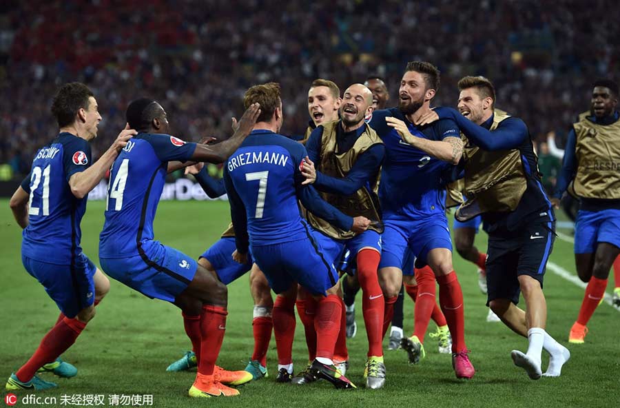 Last-minute goals from Griezmann, Payat send France to knockouts