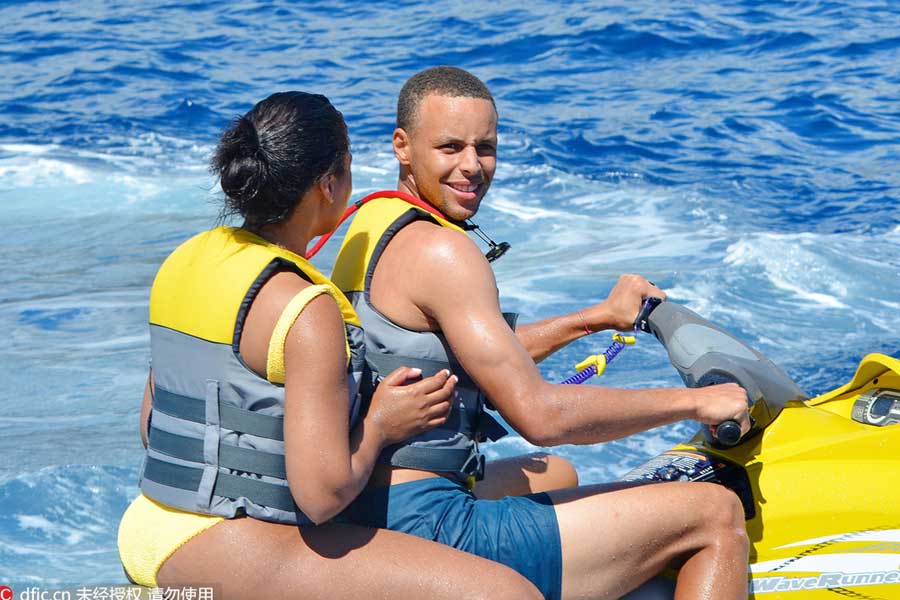 Curry on family vacation in Hawaii