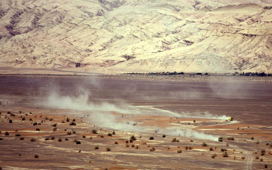 Silk Way Rally drivers battle sand and dust