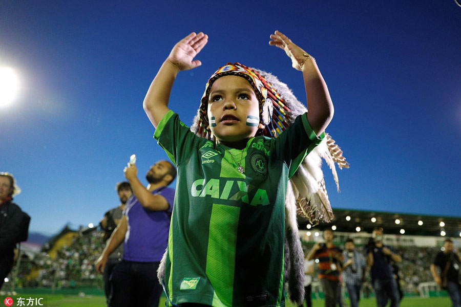 Fans pay tribute to Chapecoense players killed in plane crash