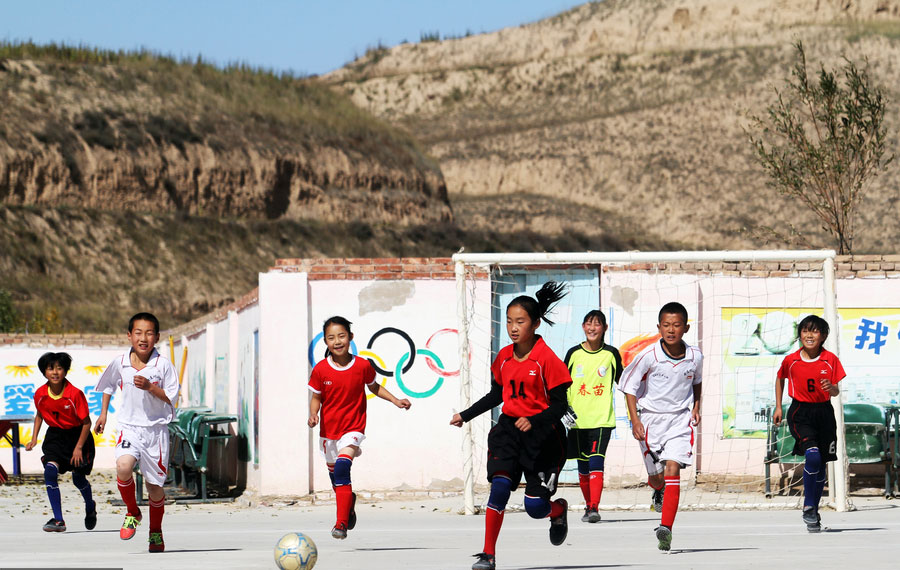 Kids from Gansu get soccer training by Arsenal in UK