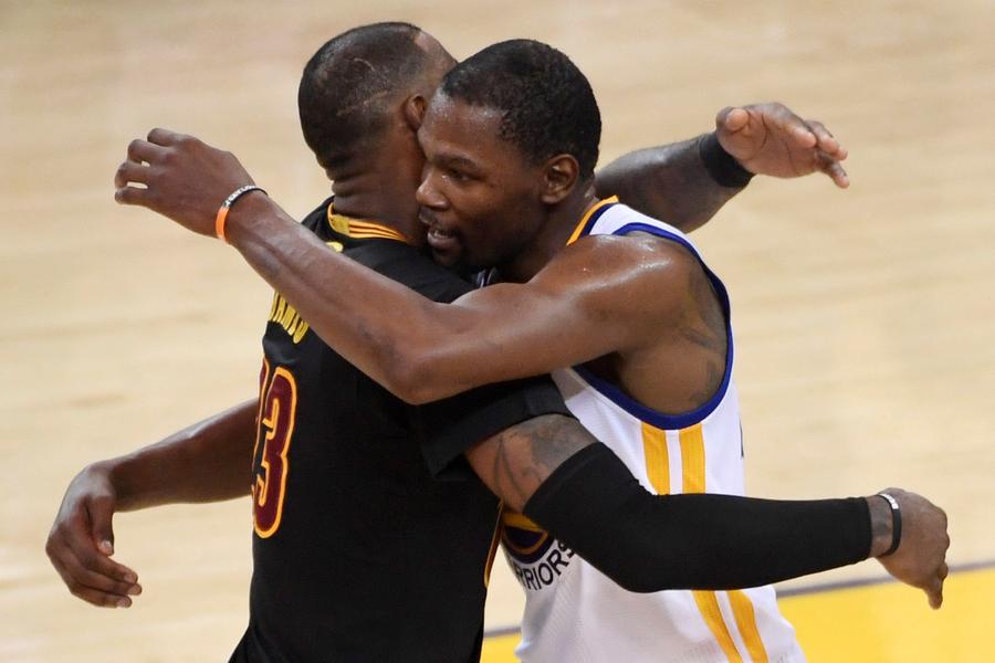 Warriors beat Cavaliers to clinch NBA title