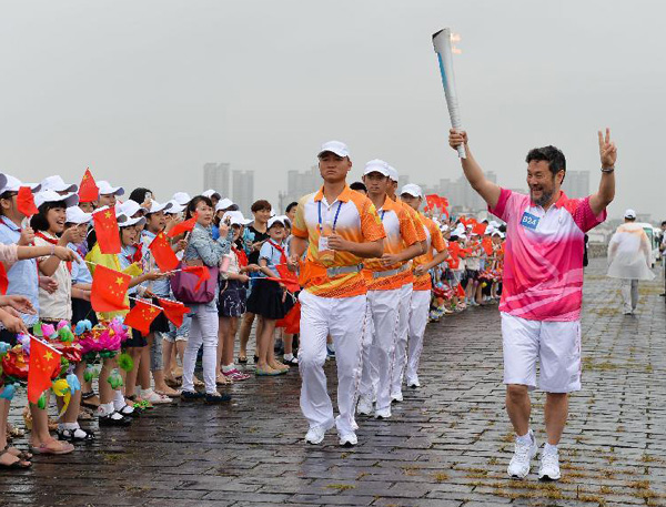 Lin Dan leads Youth Olympic Games torch relay in Nanjing