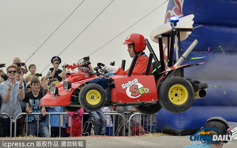 維特爾體驗(yàn)肥皂盒賽車 扮成超級(jí)瑪麗其樂無窮