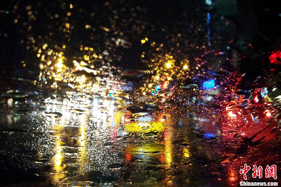 北京遭強雷雨襲擊 城區(qū)行車一片“迷茫”(組圖)