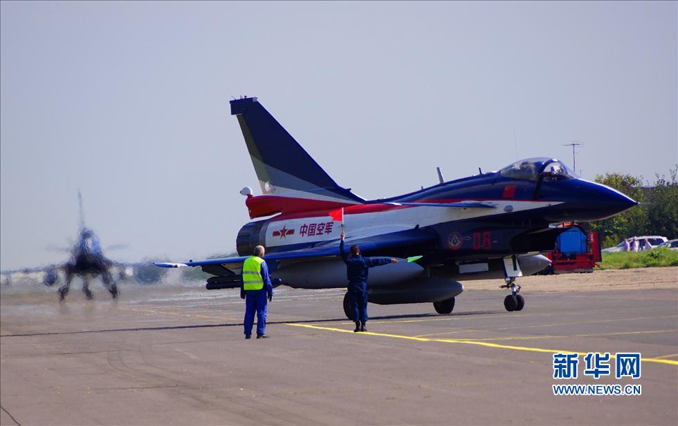 中國空軍7架殲－10表演機飛抵莫斯科(高清)