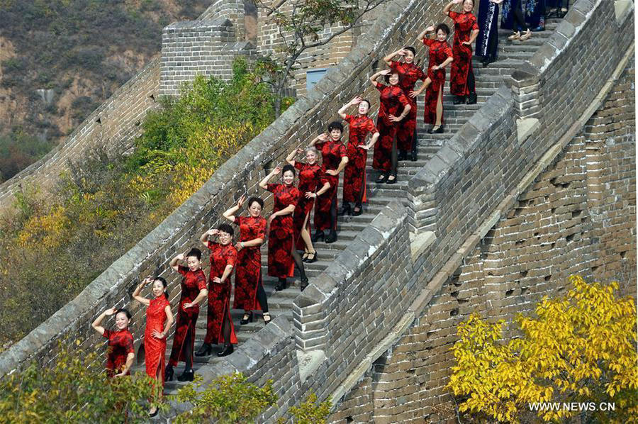 Elderly models present cheongsam at Jinshanling Great Wall