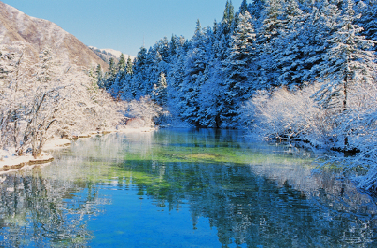 Huanglong presents winter scenery