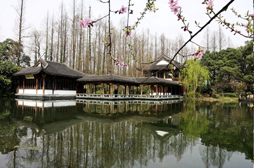 Hangzhou's West Lake Springs to Life