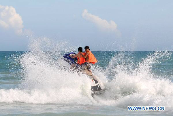 Tourism resumes in Hainan as impact of storm Nock-Ten weakens