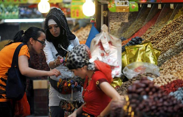 Int'l Grand Bazaar attract tourists in Xinjiang