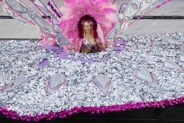 Dressed-up perfromance in Toronto Caribbean Carnival