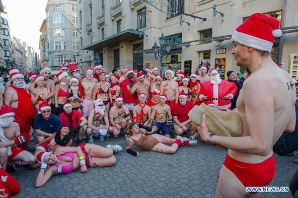 Hilarious 'Santa run' in Europe