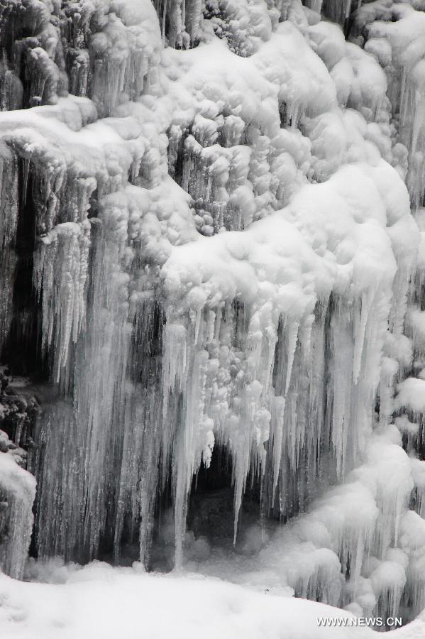 Scenery of frozen waterfall in China's Lushan Mountain