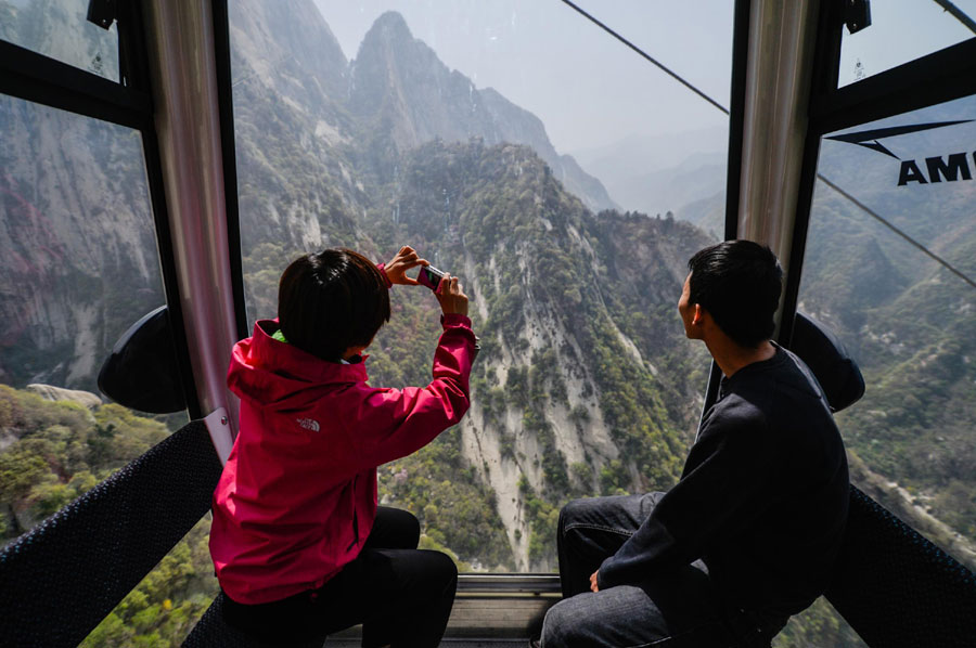 Cableway in Mount Huashan put into trial operation