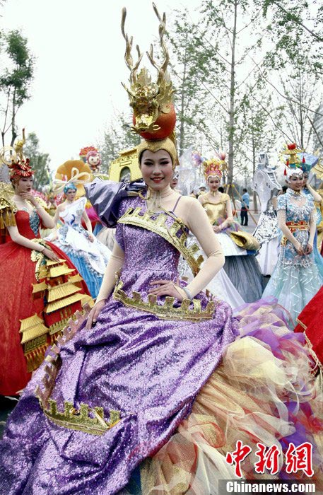 Landscape costumes presented at China Int'l Garden Expo