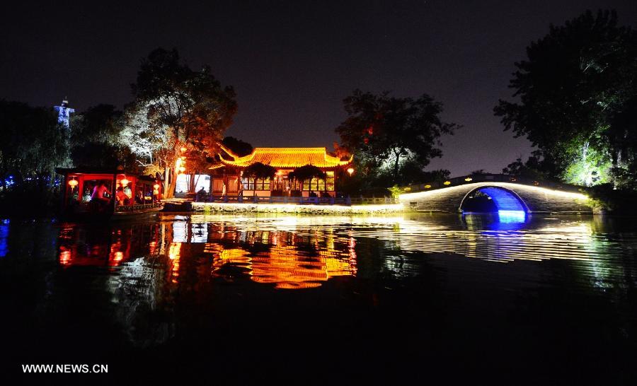 Slender West Lake unveils night tour service