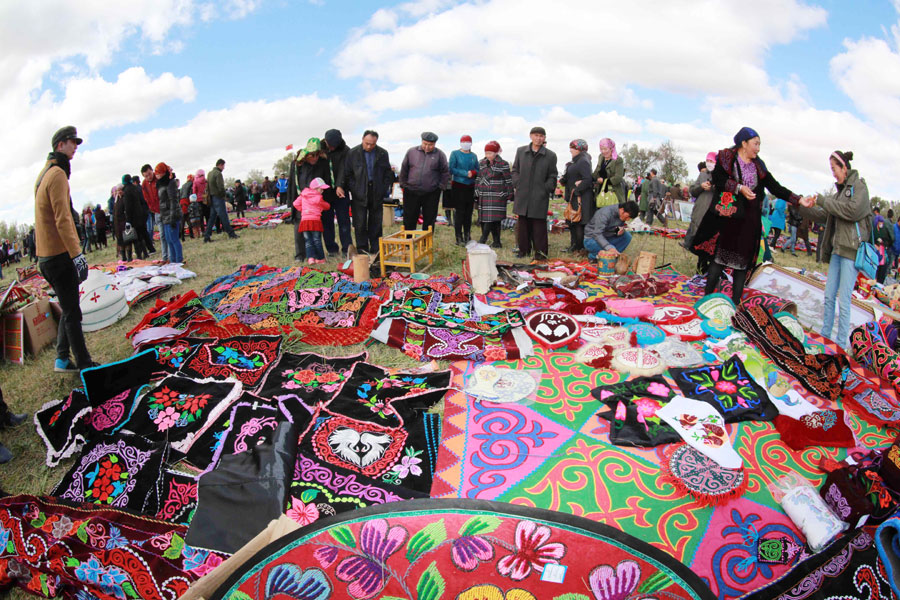 Aqin Aytis festival kicks off in Xinjiang