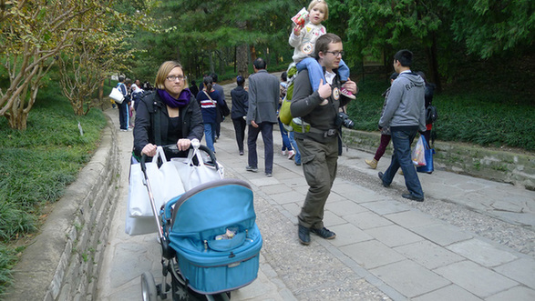 Walking event held for Beijing int'l community