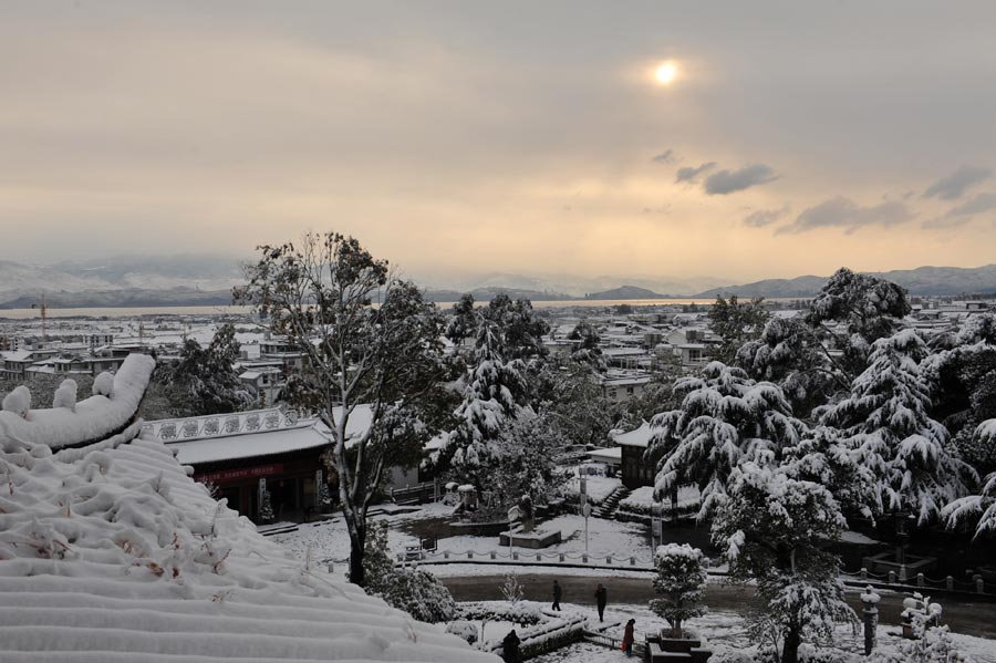 Yunnan cities hit with snow