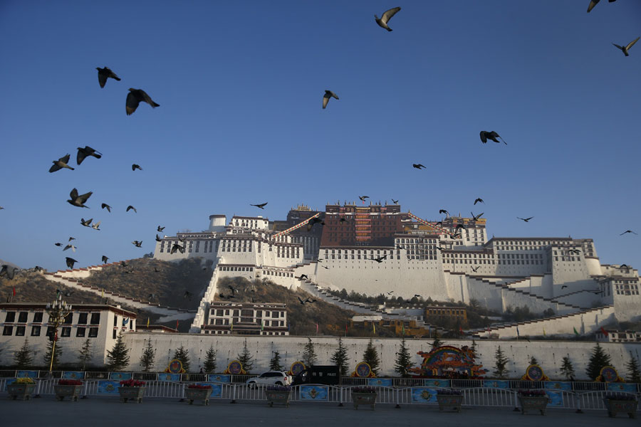 Glimpses of Lhasa's holiday season