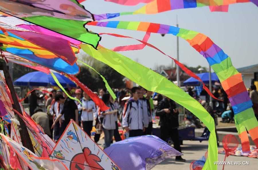 People embrace spring in Chinese cities