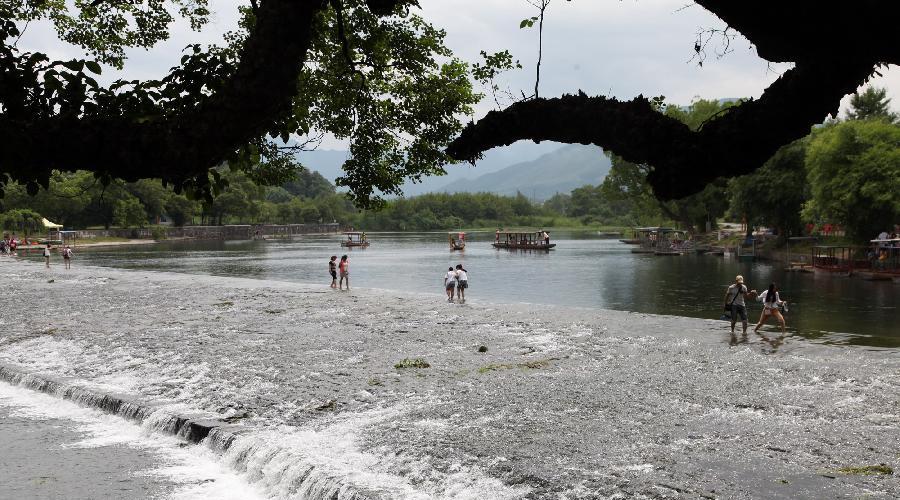 Tourists go sightseeing at Ling Qu Canal in SW China