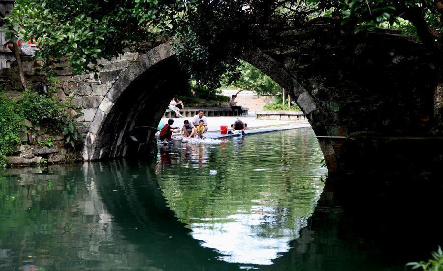 Tourists go sightseeing at Ling Qu Canal in SW China