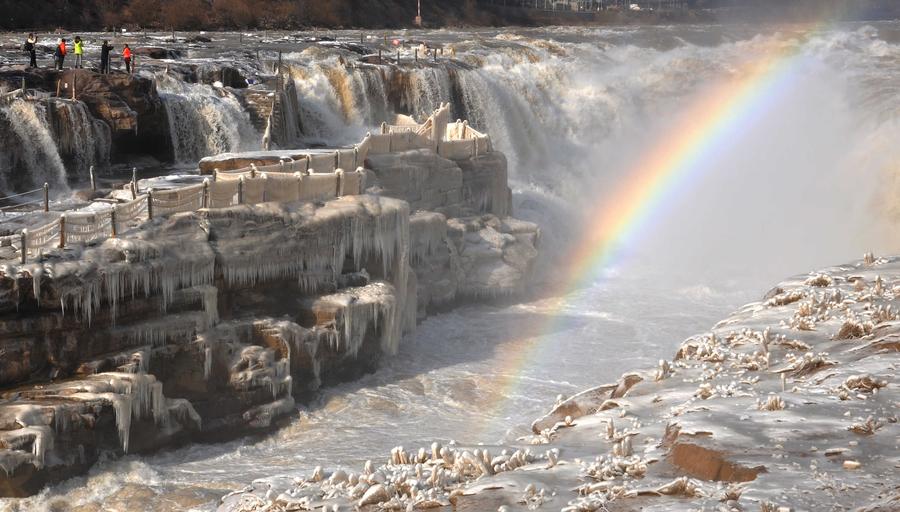 Icicles formed over running Hukou waterfall