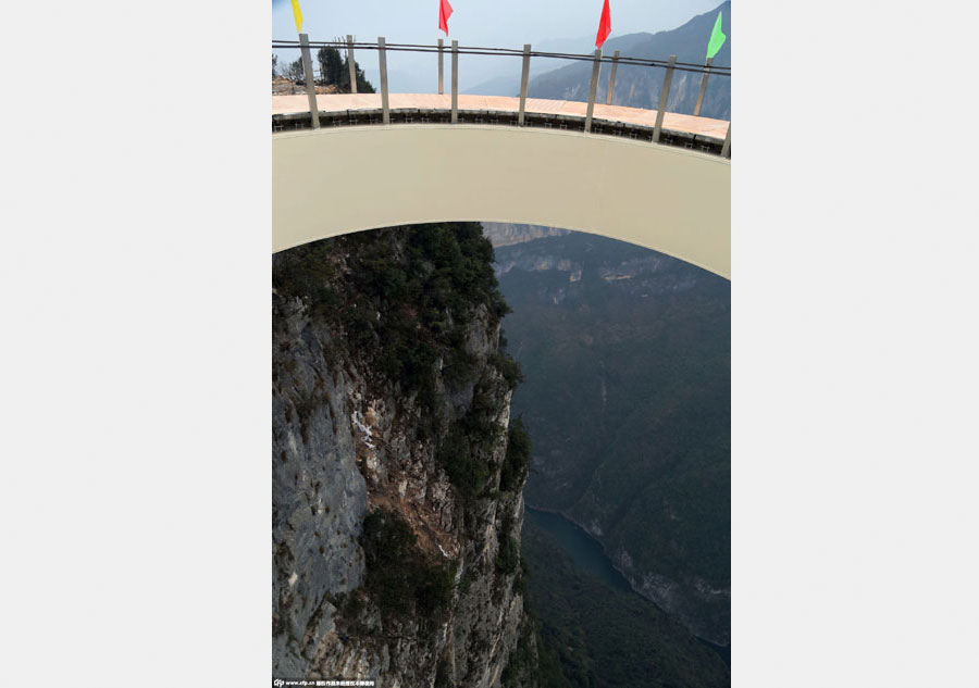 Chongqing builds record-breaking transparent skywalk