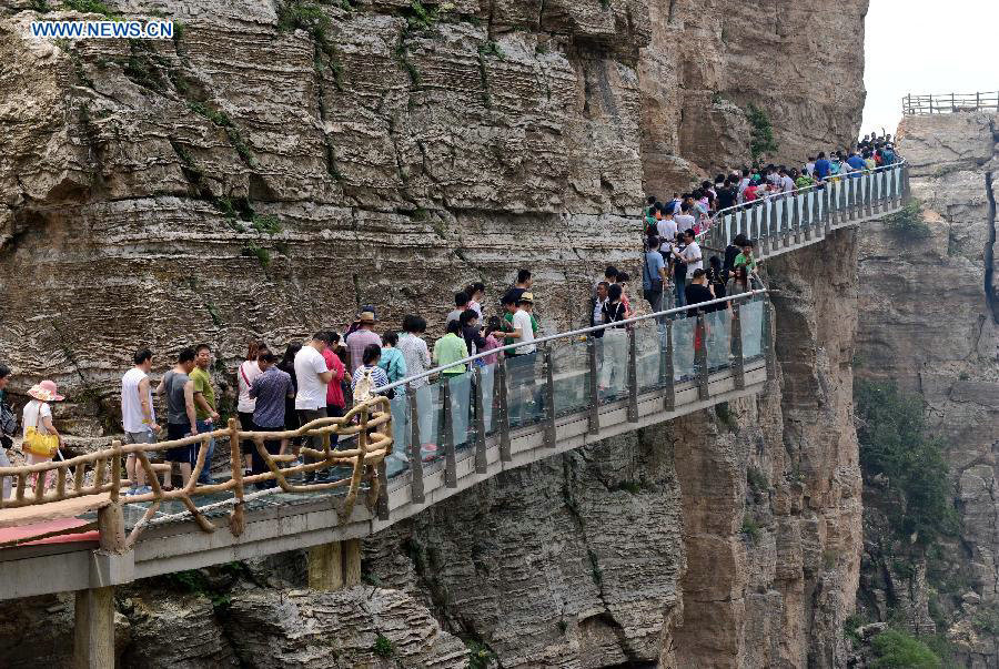 Thrilling experience on cliff at Baishishan scenic spot in North China