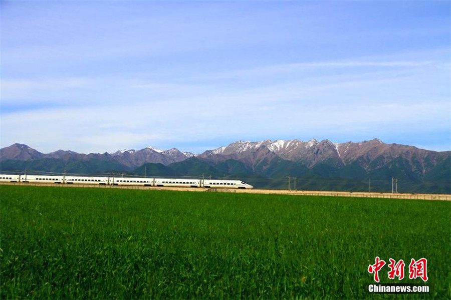 Spectacular scenery along Lanxin High-speed Rail