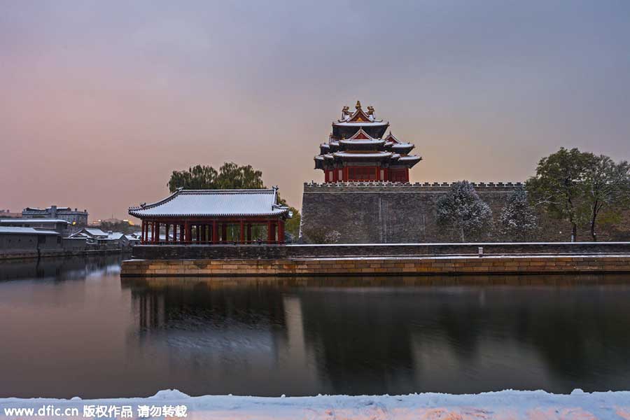 Shrouded in heavy snowfall, Palace Museum greets a good many visitors