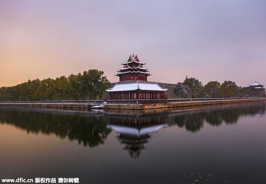 Shrouded in heavy snowfall, Palace Museum greets a good many visitors