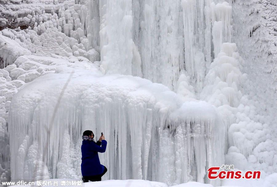 Beijing' s frozen waterfall attracts tourists