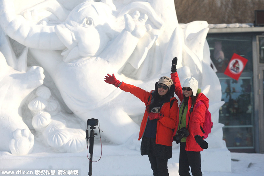 Spectacular Harbin snow sculptures draw holidaygoers